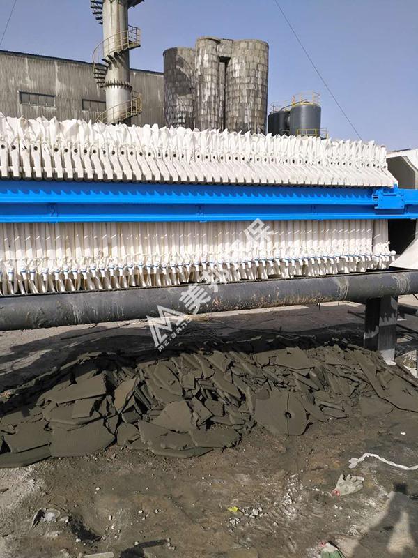 板框壓濾機(jī)堵塞濾布的孔隙，嚴(yán)重影響濾帶的透水性和透氣性