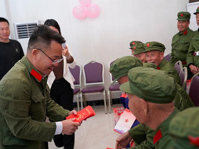 以孝心敬老兵，傳承紅色精神——美邦集團(tuán)盧紹宋慰問(wèn)老兵