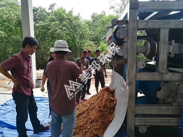 美邦帶式壓榨機(jī)處理椰糠脫水 美邦帶式壓榨機(jī)處理椰糠脫水