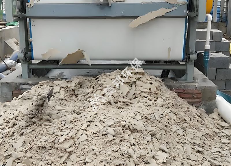 土豆渣用美邦帶式壓榨脫水機處理后 土豆渣用美邦帶式壓榨脫水機處理后