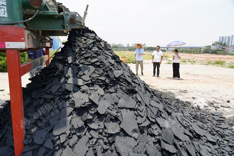 車載移動(dòng)式壓濾機(jī)處理后的干泥餅 車載移動(dòng)式壓濾機(jī)處理后的干泥餅
