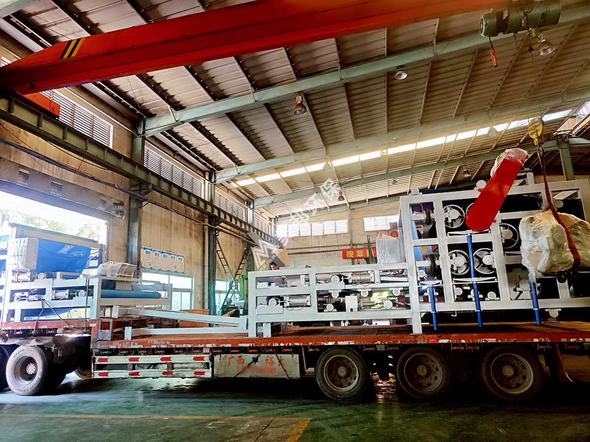 美邦帶式壓濾機(jī)發(fā)貨廣西處理雞糞脫水