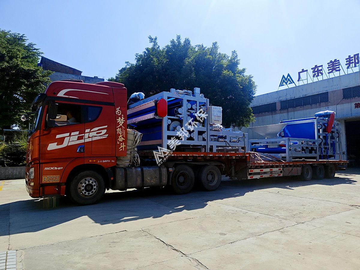 美邦帶式壓濾機(jī)發(fā)貨廣西處理雞糞脫水