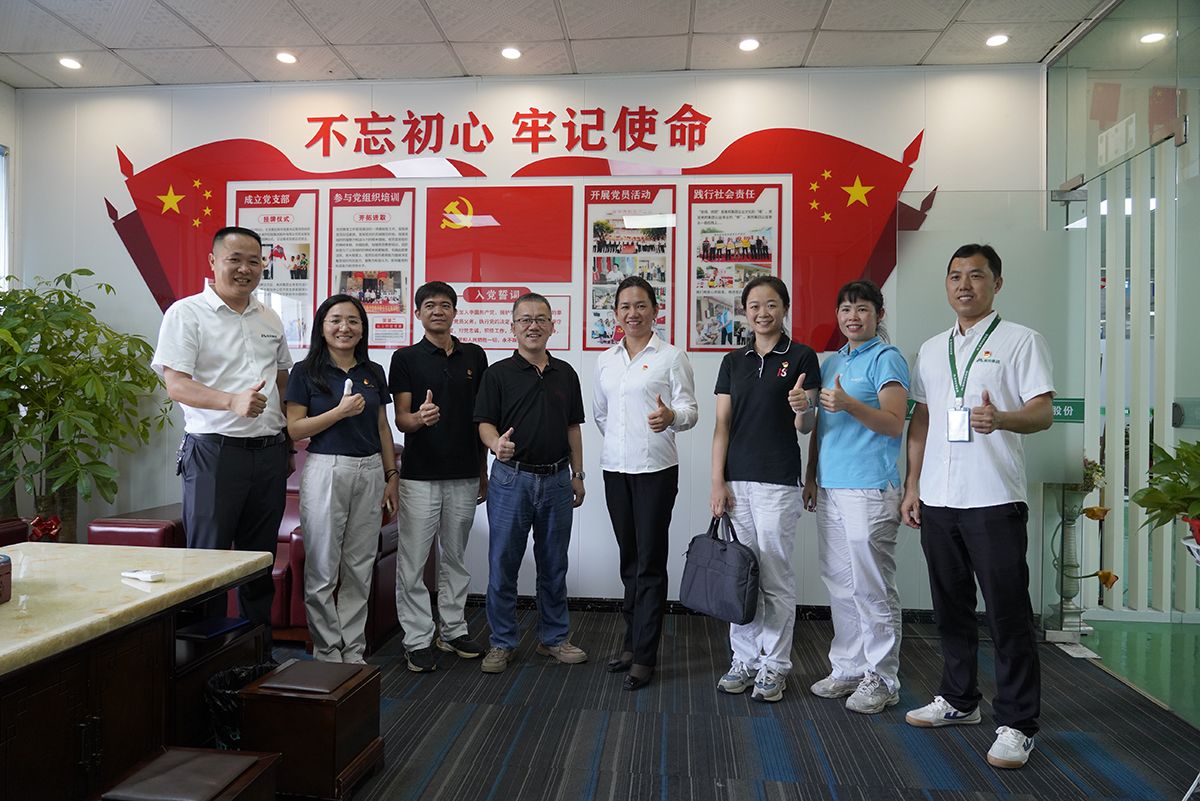 東風日產(chǎn)發(fā)動機機關(guān)黨支部成員參觀了美邦集團和黨建文化宣傳欄 東風日產(chǎn)發(fā)動機機關(guān)黨支部成員參觀了美邦集團和黨建文化宣傳欄