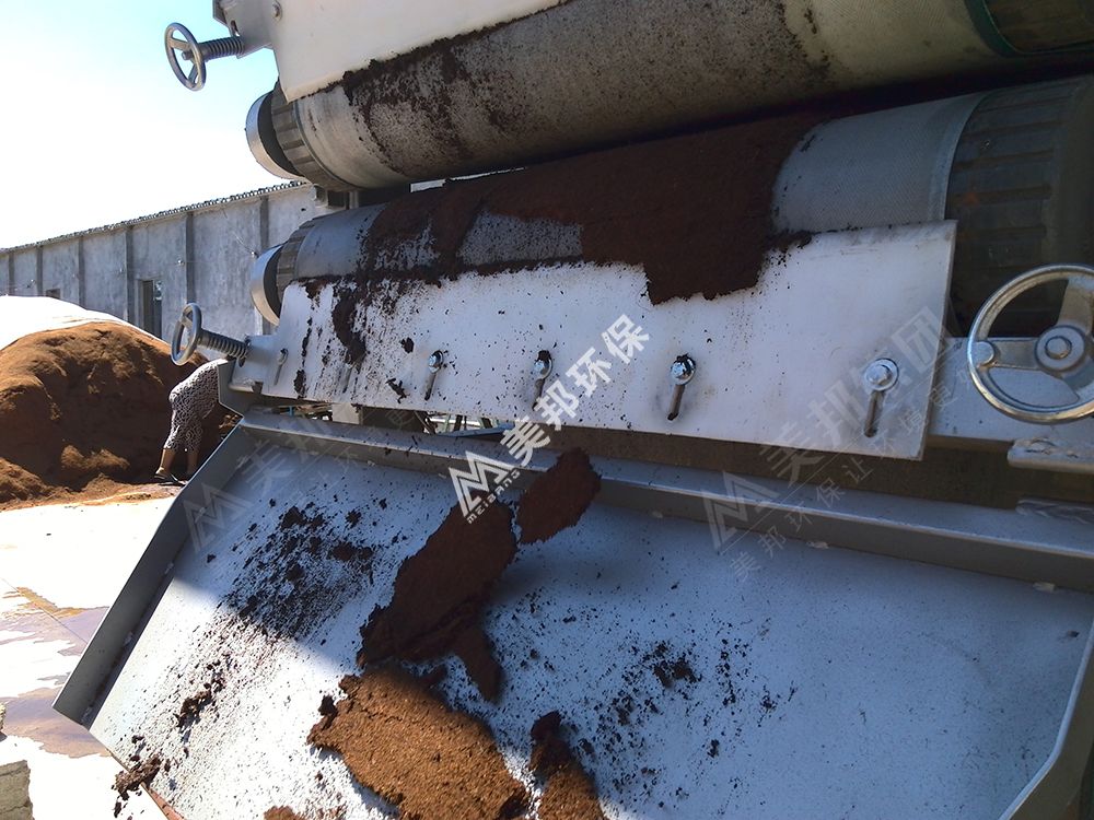 美邦帶式壓榨機(jī)處理椰糠脫水 美邦帶式壓榨機(jī)處理椰糠脫水