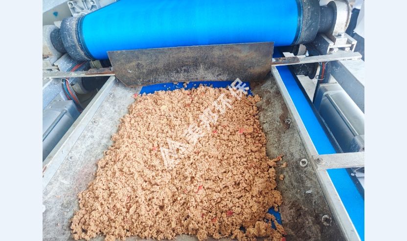 美邦帶式壓榨機(jī)正在處理紅薯渣脫水 美邦帶式壓榨機(jī)正在處理紅薯渣脫水