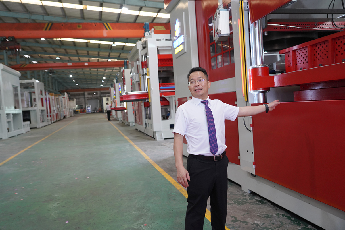 美邦集團(tuán)董事長盧紹宋介紹中鑄造型機(jī)