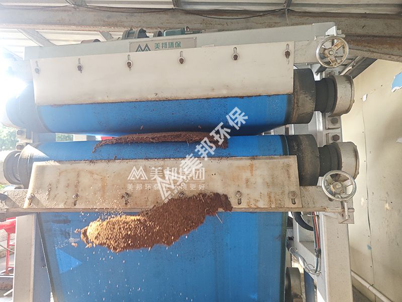 美邦高壓對輥壓榨機(jī)進(jìn)行椰糠脫水