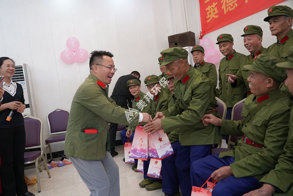 美邦集團(tuán)董事長(zhǎng)盧紹宋先生為退伍老兵發(fā)放紅紀(jì)念品